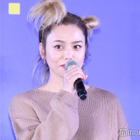 Chara、娘・SUMIRE＆息子・佐藤緋美とのクリスマス家族ショット公開「貴重な1枚」「絵になる」の声 画像