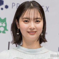 新川優愛、ミニ丈×タイツで美脚見せ「32歳になりました」人気女優からのプレゼントコーデ披露 画像