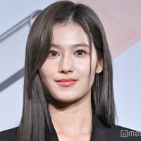 TWICEサナ、美デコルテ全開の純白ベアトップドレス姿「本物の女神」「完成された美貌」と悶絶の声 画像