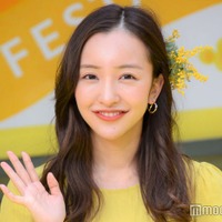 板野友美、スリットから美太ももチラリ オールブラックコーデに「スカートどうなってるの？」「色白で眩しい」の声 画像