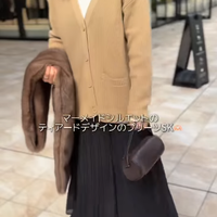 きれい色ニットで着映える！冬のモノトーンを軽やかに見せるフェミニンな装い【40代の毎日コーデ】 画像