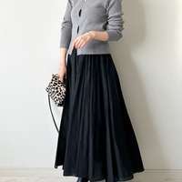 細リブニットで作る大人の甘辛モノトーンと体型カバー法【40代の毎日コーデ】 画像