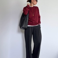 全身【ユニクロ】。おしゃれ色ニット×ワイドパンツをバランスよく彩るレイヤードテクとは【40代の毎日コーデ】 画像
