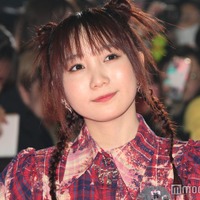 幾田りら、ノースリーブミニワンピで美脚披露「透明感すごい」「お人形さんみたいな可愛さ」の声 画像