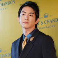 前田公輝、雰囲気ガラリのブルーヘアSHOTにファンうっとり「ほんとカッコイイ」「お美しい…」 画像