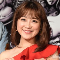 鈴木奈々、ミニスカ制服姿から美脚際立つ「ずっと美しい」「メガネ似合いすぎ」と反響続々 画像