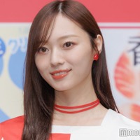 乃木坂46梅澤美波、美ウエスト＆美脚際立つボーダーコーデに反響「映画のワンシーンみたい」「絵になる」の声 画像