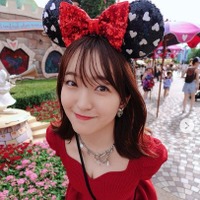 元HKT48田島芽瑠、上海ディズニーで美脚際立つミニ丈コーデ披露「脚長すぎ」「神スタイル」と反響 画像