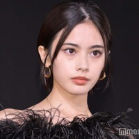 「御上先生」で話題・安斉星来、ショーパンからスラリ美脚「視線が釘付けになった」「圧巻の脚線美」と反響 画像