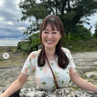 元NHK沖縄キャスター・竹中知華アナ、透けタイツ×オフショルニット姿公開「大人の魅力溢れてる」「雰囲気が素敵」と反響 画像