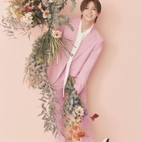 Hey! Say! JUMP山田涼介、ピンクスーツ＆花束で多彩な表情見せる プライベートでハマっている趣味とは 画像