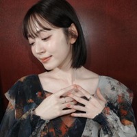 鈴木愛理、色白の美デコルテ際立つ衣装SHOTをファン絶賛「めっちゃ可愛い」「エレガント」 画像