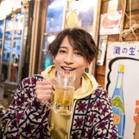 陳内将、ジョッキを持ってにっこり！「乾杯」をテーマにした1冊でファンに愛と労い届ける 画像