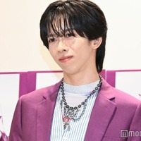 超特急リョウガ、一般通行人としてニュース出演 “秋バテ”再現ショットをカード化「知らないところで取り上げられた」【RYOGA THE CARD 〜Eternal Moment〜】 画像