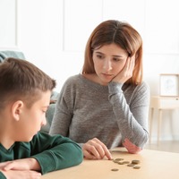 「俺、再婚して子ども産まれたから。もう養育費は無理」元夫から毎月6万円が振込まれなくなった41歳女性。約束したのに、諦めるしかないの？ 画像