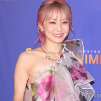 LiSA、パンクな衣装＆網タイツで美脚スラリ「最高にクール」「唯一無二のオーラ」と反響 画像