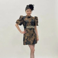 石川梨華、41歳に！ミニスカ＆網タイツの“大人セクシー”SHOTに反響「スタイルいい」「現役のときと変わらない」 画像