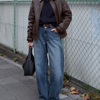 大HIT【ユニクロ】カーブジーンズの冬のハンサムスタイル。レザージャケットはブラウンならハード過ぎない着こなしに【40代の毎日コーデ】 画像