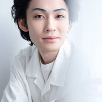 歌舞伎俳優・市川染五郎、凛とした容姿が際立つホワイト衣装SHOT！日々の暮らしにも迫る 画像