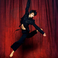 羽生結弦、高い跳躍で際立つ圧巻の肉体美！最新写真集『羽』収録の先行カット公開 画像