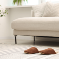 休日の朝…ソファの上にスリッパが2つ！？そっと並べた“意外な犯人”にほっこり 画像