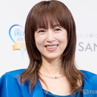 高岡早紀、シックな黒タイツコーデで美脚チラリ「大人の魅力がすごい」「見惚れちゃう」と反響 画像