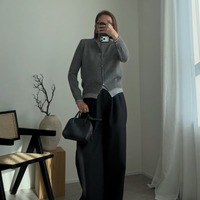 グレー×ブラックの定番配色がぐっと垢抜ける。ワイドパンツ×コンパクトトップスでつくる、シルエットのメリハリ着こなし術【40代の毎日コーデ】 画像