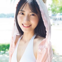 AKB48佐藤綺星「週プレ」表紙初登場 チューブトップビキニ姿披露 画像
