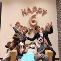 藤本美貴、次女が6歳に！家族集合お祝いSHOTに反響「成長してるね！」「シルエットがちっちゃいミキティ」 画像