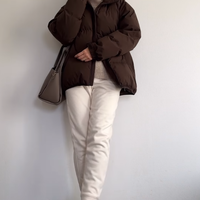 脱・着太りにやっぱり頼れる【ユニクロ】。真冬の屋外イベントも怖くない、防寒と美シルエットを両立したダウンコーデ【40代の毎日コーデ】 画像