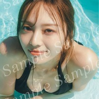 乃木坂46梅澤美波、リゾートプールで上⽬遣い 2nd写真集封入ポストカード第2弾公開【透明な覚悟】 画像