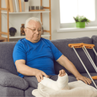 仕事で骨折した祖父…孫の一言「じいじ、痛いんだよね」に涙→孫が取った行動に「大喜び」 画像