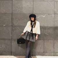 板野友美、ほっそり美脚の際立つミニスカ×タイツSHOTに反響「スタイル良すぎ」「似合ってるね」 画像