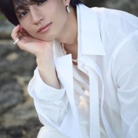 注目の若手俳優・志賀李玖、スタイリッシュな白シャツSHOT披露！初の写真集は魅力あふれる1冊に 画像