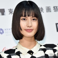 橋本愛、美デコルテ際立つベアトップ姿披露に視線集中「ため息が出る美しさ」「もはや芸術品」 画像