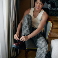 テレンス・ラウ「声とからだの両面から役作り」　『長安のライチ』劇中とのギャップ際立つポートレート到着 画像