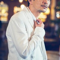 声優デビュー30周年の津田健次郎、大人の色気にドキドキ！記念フォトブックで“成熟”を体現 画像