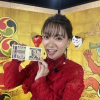 保田圭、100万円を手にパシャリ！悲願の『鬼レンチャン』成功「リベンジを果たすことができました」 画像