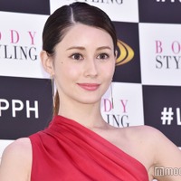 ダレノガレ明美、美脚際立つタイトミニワンピ×黒タイツコーデ披露「絵になる美しさ」「スタイル抜群」と反響 画像