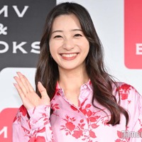 足立梨花、ミニスカ×タイツで圧巻美脚「怒」ポーズショットに「可愛すぎる」「ぜひ怒られたい」と反響 画像