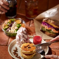 コナズ珈琲から新ブランド「KNOWS COFFEE」千葉に1号店 パンケーキバー＆製法選ぶコーヒー体験 画像