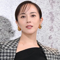 比嘉愛未、5歳のモノクロ幼少期ショット公開「おめめパッチリ」「面影ある」と反響 画像