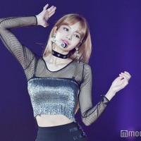 BLACKPINKリサ、雪景色でビキニ姿披露「寒くないのかな？」「抜群スタイルに見惚れる」の声 画像