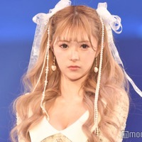 ギャルママモデル、ほっそりウエスト輝くミニ丈トップス姿「綺麗なくびれ」「目が釘付け」と反響 画像