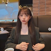 広島カープ小園海斗選手の妻・渡辺リサ、膝上ミニで美脚披露「スタイルレベチ」「見惚れる」と反響 画像