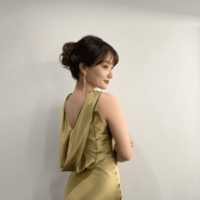 「スタイル抜群」谷まりあ、美ボディライン際立つゴールドドレスSHOに反響「めっちゃセクシー」 画像