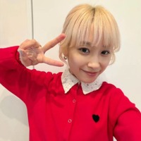 高橋愛、金髪が映える赤のハートコーデに絶賛の声「ずっと可愛い」「似合ってます」 画像