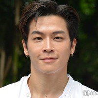 Snow Man向井康二＆マーチ、東京の街中降臨 仲良し2ショット・「カリスマックス」歌唱動画が話題「オーラが半端ない」「エモすぎて泣く」 画像