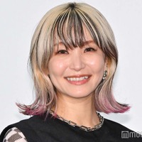 LiSA、ニーハイ網ソックス×ミニスカ衣装で美脚披露「クールでお洒落」「スタイル抜群」の声 画像