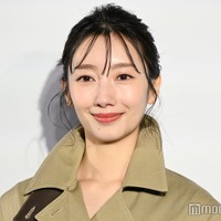 波瑠、トレンチコート×アップヘアでシックな装い バレンタインには“自分用”チョコを用意【ディオール バンブーパビリオン】 画像